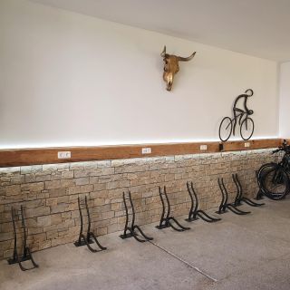 Počasí je už ideální na vyjížďky na kole 😊 po výletu je ale třeba kolo šetrně odstavit. V kovaném stojanu se ani nehne 😎👌🏽...