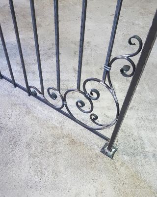 ✨ Pokaždé se zaměřujeme na detail. ✨ Zábradlí s kovanými šneky neboli volutami na venkovní balkon. Milujeme vytvářet díla...