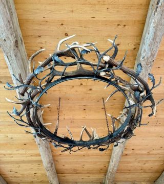 Kombinaci kovu a dřeva máme velice rádi. Když se k této kombinaci ale přidá i jelení paroží, je to úplná nádhera!...