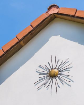 🌞 Ozdobte svůj domov nebo chalupu naším kovaným sluncem 😊 Slunce jsme ručně vykovali a následně i žárově pozinkovali, aby...